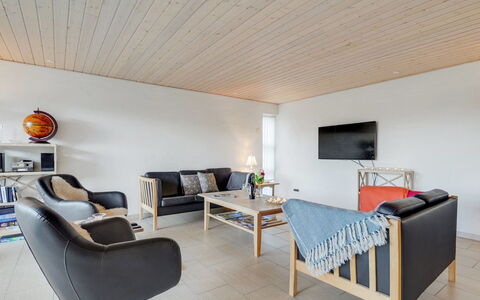 Fengur - 330M from the Sea: Meubilair, Interieur Ontwerp, Flooring, Hout, Plafond, Verdieping, Woonkamer, Kamer, Bankstel, Verlichting