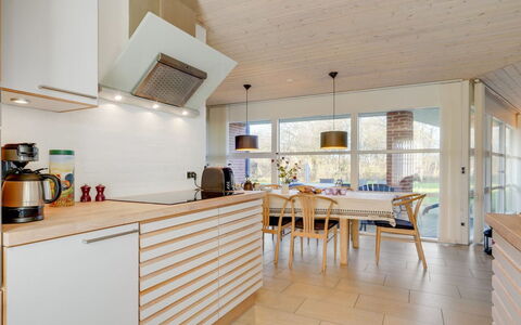 Fengur - 330M from the Sea: Interieur Ontwerp, Flooring, Meubilair, Keuken, Countertop, Hout, Verdieping, Plafond, Lichte Inrichting, Houten Vloer