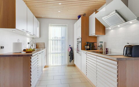 Fengur - 330M from the Sea: Keuken, Flooring, Meubilair, Interieur Ontwerp, Countertop, Hout, Plafond, Cabinetry, Verdieping, Toestel Van De Keuken