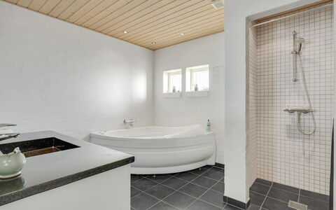 Fengur - 330M from the Sea: Flooring, Interieur Ontwerp, Plafond, Verdieping, Hout, Loodgieterswerkinrichting, Loodgieter, Kraan, Badkamer, Wastafel