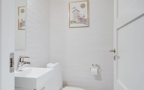 Fengur - 330M from the Sea: Muur, Flooring, Interieur Ontwerp, Verdieping, Loodgieterswerkinrichting, Badkamer, Toilet, Huis, Wc Bril, Wastafel