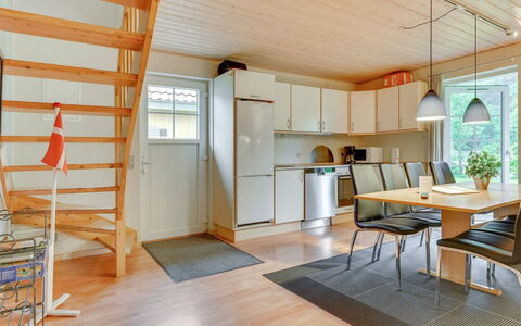 Joris - 100M to the Fjord: Flooring, Hout, Interieur Ontwerp, Plafond, Verdieping, Meubilair, Kamer, Houten Vloer, Woonkamer, Bankstel
