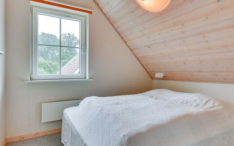 Joris - 100M to the Fjord: Hout, Flooring, Interieur Ontwerp, Plafond, Verdieping, Slaapkamer, Huis, Bed, Verlichting, Kamer