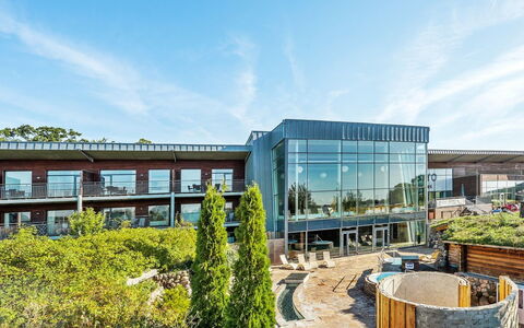Joris - 100M to the Fjord: Stedelijk Ontwerp, Groundcover, Commercieel Gebouw, Hoofdkwartier, Tuin, Schaduw, Landscaping, Werf, Eco Hotel