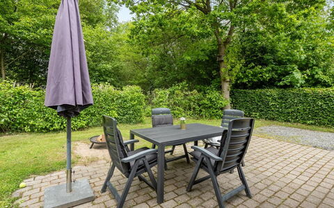 Corinna - 28Km from the Sea: Meubilair, Interieur Ontwerp, Stoel, Flooring, Tafel, Toevlucht, Verdieping, Plafond, Kamer, Eco Hotel