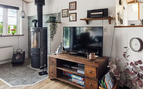 Tolke - 29Km from the Sea: Meubilair, Hout, Flooring, Interieur Ontwerp, Verdieping, Verlichting, Woonkamer, Huis, Elektronisch Apparaat, Kamer