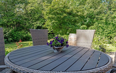 Gisele - 30Km from the Sea: Meubilair, Interieur Ontwerp, Stoel, Flooring, Tafel, Toevlucht, Verdieping, Plafond, Kamer, Eco Hotel