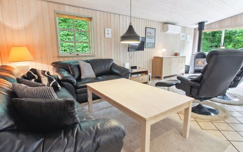 Joonatan - 30Km from the Sea: Gebouw, Huis, Venster, Huis, Dak, Woongebied, Struik, Verblijf, Land Lot