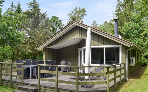 Joonatan - 30Km from the Sea: Gebouw, Huis, Venster, Huis, Dak, Woongebied, Struik, Verblijf, Land Lot