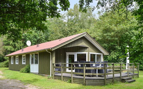 Joonatan - 30Km from the Sea: Gebouw, Huis, Venster, Huis, Dak, Woongebied, Struik, Verblijf, Land Lot