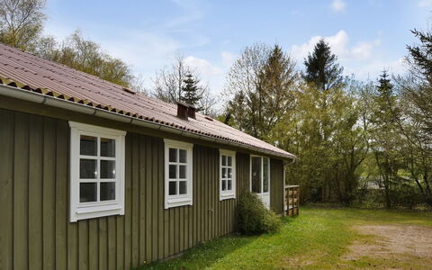 Joonatan - 30Km from the Sea: Gebouw, Huis, Venster, Huis, Dak, Woongebied, Struik, Verblijf, Land Lot