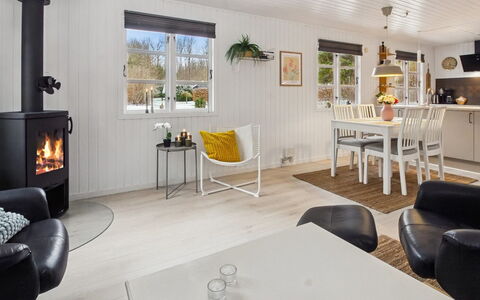 Hubertina - 30Km from the Sea: Meubilair, Buitenmeubels, Tableware, Tafel, Drinkware, Stoel, Buitentafel, Voedsel, Fles