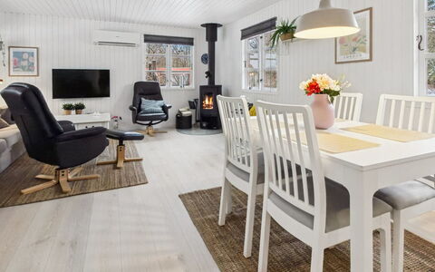 Hubertina - 30Km from the Sea: Meubilair, Buitenmeubels, Tableware, Tafel, Drinkware, Stoel, Buitentafel, Voedsel, Fles