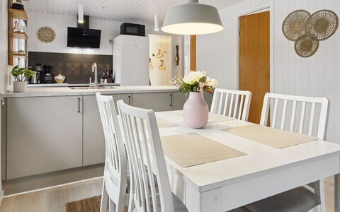 Hubertina - 30Km from the Sea: Meubilair, Buitenmeubels, Tableware, Tafel, Drinkware, Stoel, Buitentafel, Voedsel, Fles
