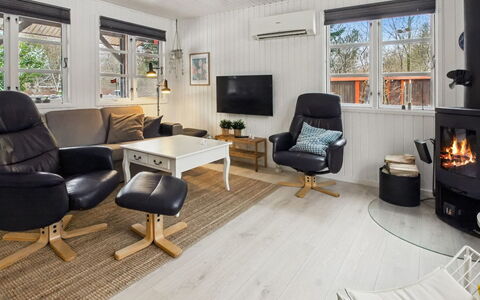 Hubertina - 30Km from the Sea: Meubilair, Bankstel, Hout, Woonkamer, Flooring, Interieur Ontwerp, Plafond, Verdieping, Kamer, Huis