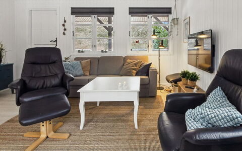 Hubertina - 30Km from the Sea: Meubilair, Interieur Ontwerp, Flooring, Bankstel, Verdieping, Woonkamer, Hout, Kamer, Houten Vloer, Stoel