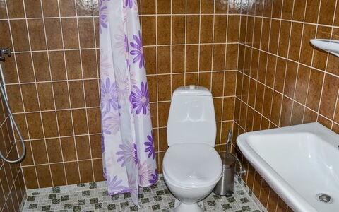 Amara: Badkamer, Wc Bril, Loodgieterswerkinrichting, Toilet, Flooring, Verdieping, Interieur Ontwerp, Loodgieter, Wastafel, Tegel