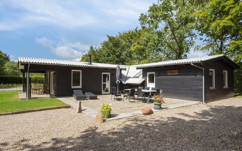 Hedwig - 30Km from the Sea: Meubilair, Interieur Ontwerp, Stoel, Flooring, Tafel, Toevlucht, Verdieping, Plafond, Kamer, Eco Hotel