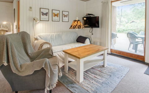 Ismo - 30Km from the Sea: Meubilair, Interieur Ontwerp, Bankstel, Flooring, Hout, Verdieping, Woonkamer, Plafond, Kamer, Huis