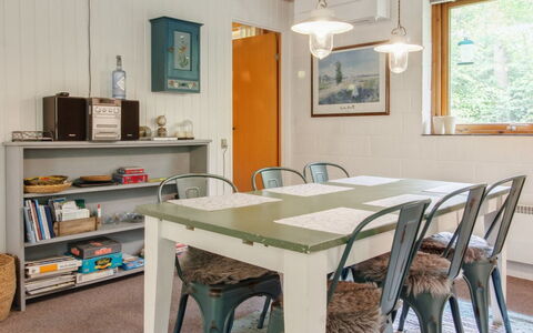 Ismo - 30Km from the Sea: Meubilair, Interieur Ontwerp, Hout, Plafond, Stoel, Tafel, Lichte Inrichting, Flooring, Keuken En Eettafel, Eetkamer