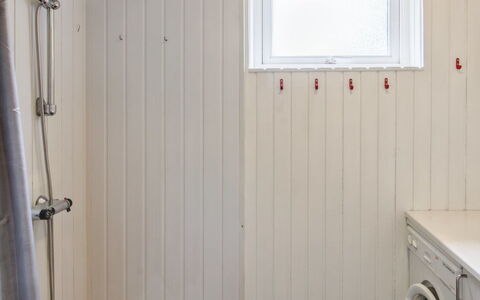 Ismo - 30Km from the Sea: Hout, Flooring, Verdieping, Kamer, Plafond, Beits, Plank, Hardwood, Loodgieterswerkinrichting, Verf