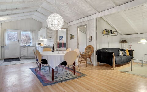Hardy - 30Km from the Sea: Meubilair, Interieur Ontwerp, Flooring, Hout, Verdieping, Plafond, Houten Vloer, Stoel, Tafel, Verlichting