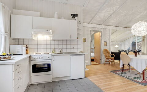 Hardy - 30Km from the Sea: Meubilair, Interieur Ontwerp, Flooring, Hout, Verdieping, Plafond, Houten Vloer, Stoel, Tafel, Verlichting