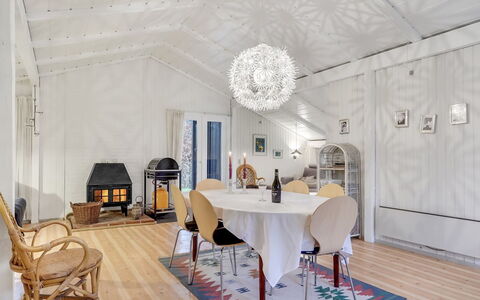 Hardy - 30Km from the Sea: Meubilair, Interieur Ontwerp, Flooring, Hout, Verdieping, Plafond, Houten Vloer, Stoel, Tafel, Verlichting