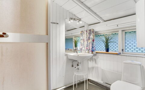 Hardy - 30Km from the Sea: Meubilair, Interieur Ontwerp, Flooring, Hout, Verdieping, Plafond, Houten Vloer, Stoel, Tafel, Verlichting
