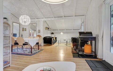 Hardy - 30Km from the Sea: Meubilair, Interieur Ontwerp, Flooring, Hout, Verdieping, Plafond, Houten Vloer, Stoel, Tafel, Verlichting