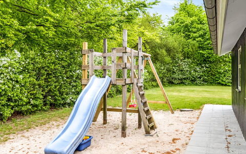 Manderup - 30Km from the Sea: Dia Van De Speelplaats, Speeltoestel, Schaduw, Tuin, Speelplaats, Park, Chute, Landscaping, Plank, Backyard