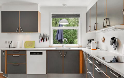 Manderup - 30Km from the Sea: Keuken, Flooring, Hout, Toestel Van De Keuken, Interieur Ontwerp, Meubilair, Cabinetry, Countertop, Major Appliance, Verdieping