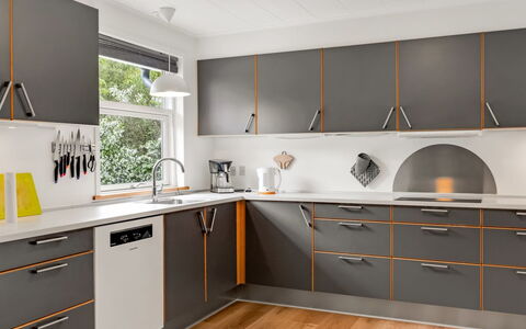Manderup - 30Km from the Sea: Hout, Flooring, Keuken, Interieur Ontwerp, Cabinetry, Verdieping, Meubilair, Countertop, Toestel Van De Keuken