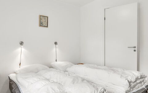 Manderup - 30Km from the Sea: Bed, Slaapkamer, Laken, Bedding, Plafond, Interieur Ontwerp, Linens, Verdieping, Bed Frame, Flooring