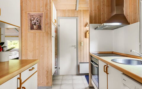 Athislus - 30Km from the Sea: Keuken, Toestel Van De Keuken, Countertop, Hout, Major Appliance, Flooring, Interieur Ontwerp, Verdieping, Cabinetry, Plafond