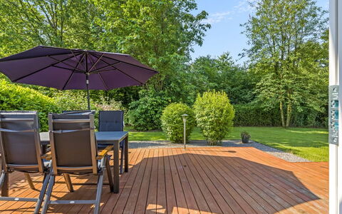 Athislus - 30Km from the Sea: Meubilair, Hout, Houten Vloer, Buitenmeubels, Stoel, Hardwood, Tafel, Tuin, Buitentafel, Dek