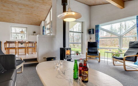 Bosi - 28Km from the Sea: Meubilair, Interieur Ontwerp, Flooring, Hout, Verdieping, Plafond, Houten Vloer, Stoel, Tafel, Verlichting