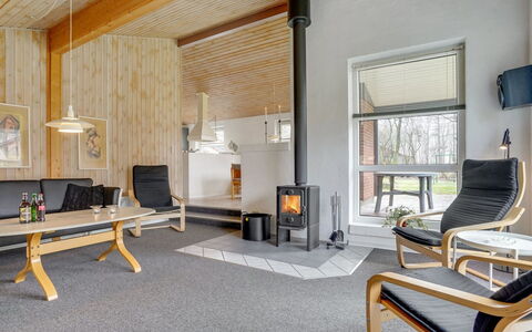Bosi - 28Km from the Sea: Meubilair, Interieur Ontwerp, Flooring, Hout, Verdieping, Plafond, Houten Vloer, Stoel, Tafel, Verlichting