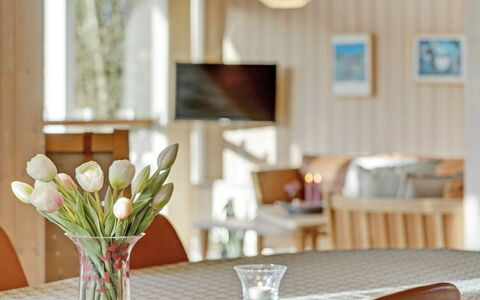 Swarte - 30Km from the Sea: Meubilair, Interieur Ontwerp, Tafel, Hout, Stoel, Verlichting, Kamer, Textiel, Flooring, Eetkamer