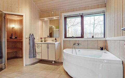 Swarte - 30Km from the Sea: Loodgieterswerkinrichting, Interieur Ontwerp, Hout, Bad, Flooring, Badkamer, Plafond, Verdieping, Kraan, Loodgieter