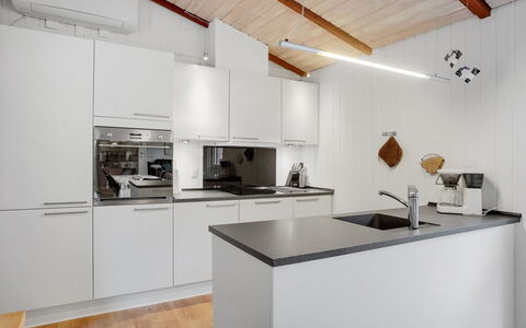 Massie - 30Km from the Sea: Keuken, Toestel Van De Keuken, Countertop, Interieur Ontwerp, Major Appliance, Flooring, Plafond, Hout, Meubilair, Cabinetry