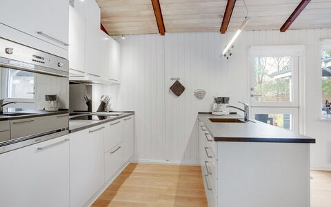 Massie - 30Km from the Sea: Keuken, Flooring, Countertop, Hout, Toestel Van De Keuken, Houten Vloer, Interieur Ontwerp, Plafond, Verdieping, Major Appliance