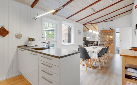 Massie - 30Km from the Sea: Hout, Keuken, Interieur Ontwerp, Flooring, Plafond, Meubilair, Countertop, Verdieping, Cabinetry, Kamer