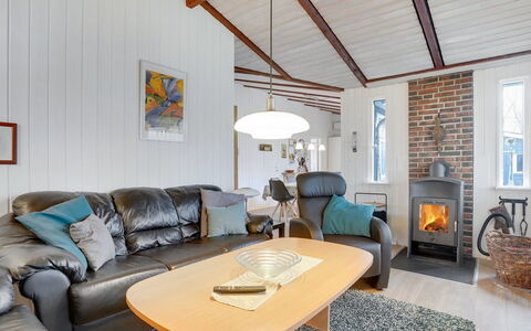 Massie - 30Km from the Sea: Meubilair, Hout, Interieur Ontwerp, Plafond, Bankstel, Flooring, Woonkamer, Verdieping, Huis, Kamer