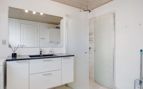 Massie - 30Km from the Sea: Flooring, Loodgieterswerkinrichting, Interieur Ontwerp, Verdieping, Wastafel, Badkamerkast, Plafond, Kraan, Badkamer, Loodgieter