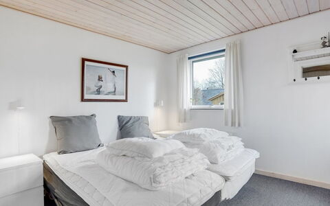 Massie - 30Km from the Sea: Slaapkamer, Hout, Bed, Huis, Laken, Bedding, Plafond, Interieur Ontwerp, Meubilair, Bed Frame