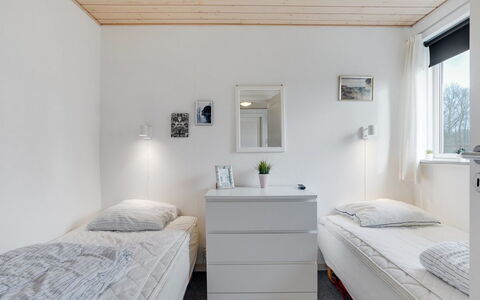 Massie - 30Km from the Sea: Slaapkamer, Interieur Ontwerp, Plafond, Bed, Verdieping, Meubilair, Flooring, Kamer, Bedding, Verlichting