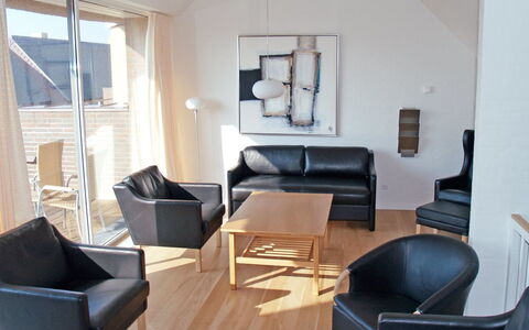 Enna - 2Km from the Sea: Meubilair, Interieur Ontwerp, Flooring, Verdieping, Hout, Stoel, Woonkamer, Kamer, Bankstel, Clubfauteuil
