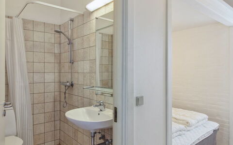 Tatianna - 500M from the Sea: Verblijf, Backyard, Werf, Garden Gebouwen, Schuur, Siding, Buitenmeubels, Blokhut, Outdoor Structuur, Keet