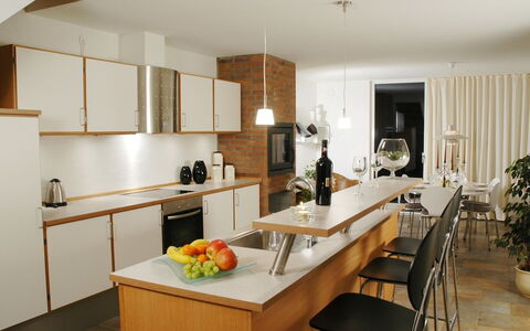 Fanny - 2Km from the Sea: Meubilair, Countertop, Keuken, Interieur Ontwerp, Flooring, Lichte Inrichting, Hout, Cabinetry, Stoel, Verdieping